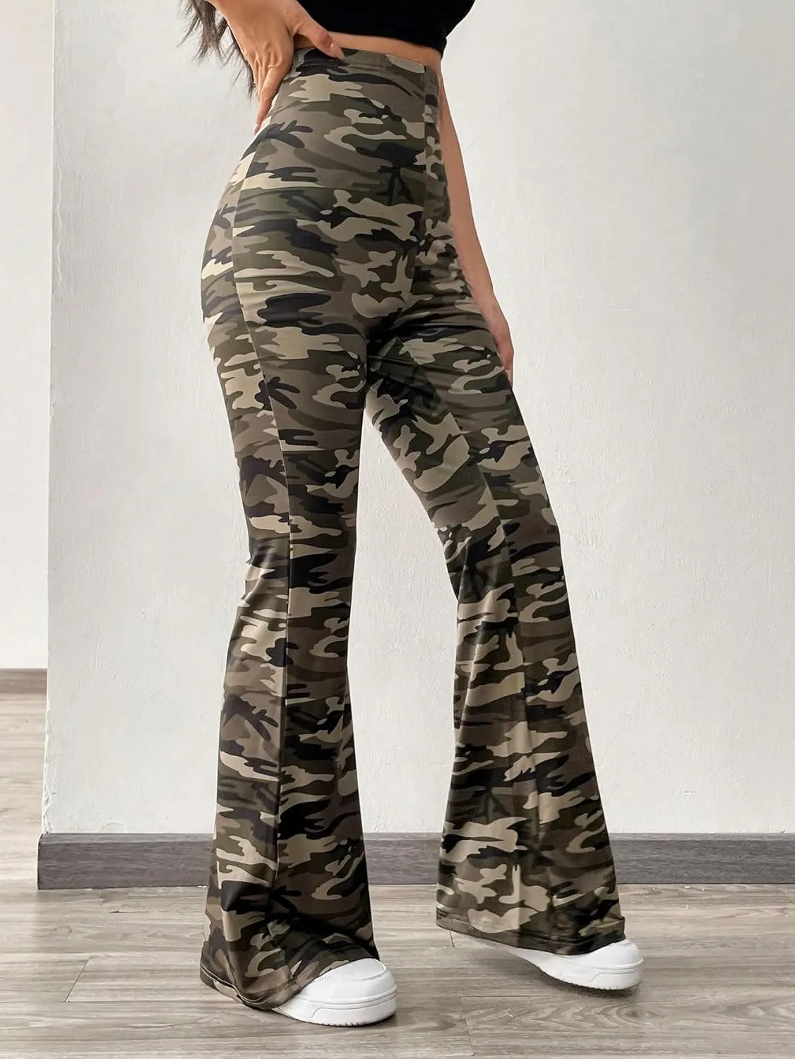 WDIRARA Women's Newspaper Print Flare Wide Leg Elastic Waist Fitted Funky Letter Print Pants